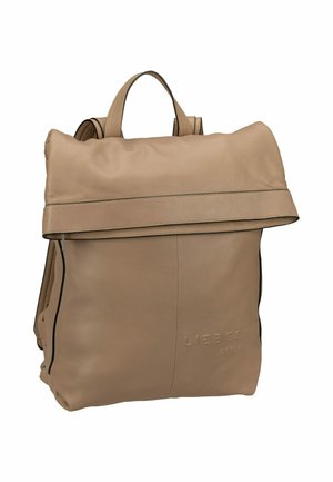 Beige Leder-Rucksack mit aufrollbarem Oberteil, verstellbaren Riemen und verstecktem Reißverschluss, ausgestattet mit einem eingeprägten Logo auf der Vorderseite.