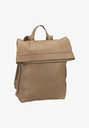 Zaino in pelle beige con parte superiore arrotolata, spallacci regolabili e zipper nascosta, con logo in rilievo sulla parte frontale.