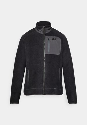 Chaqueta de forro polar oscura con un alto cuello, cierre delantero de cremallera y un bolsillo en el pecho gris. Cuenta con bolsillos laterales y un tejido texturizado.