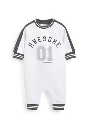 Combinaison bébé blanche avec des poignets et des manches gris foncé, avec le texte "AWESOME 01" sur la poitrine en lettres grises et noires.