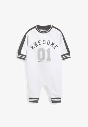 Combinaison bébé blanche avec des poignets et des manches gris foncé, avec le texte "AWESOME 01" sur la poitrine en lettres grises et noires.