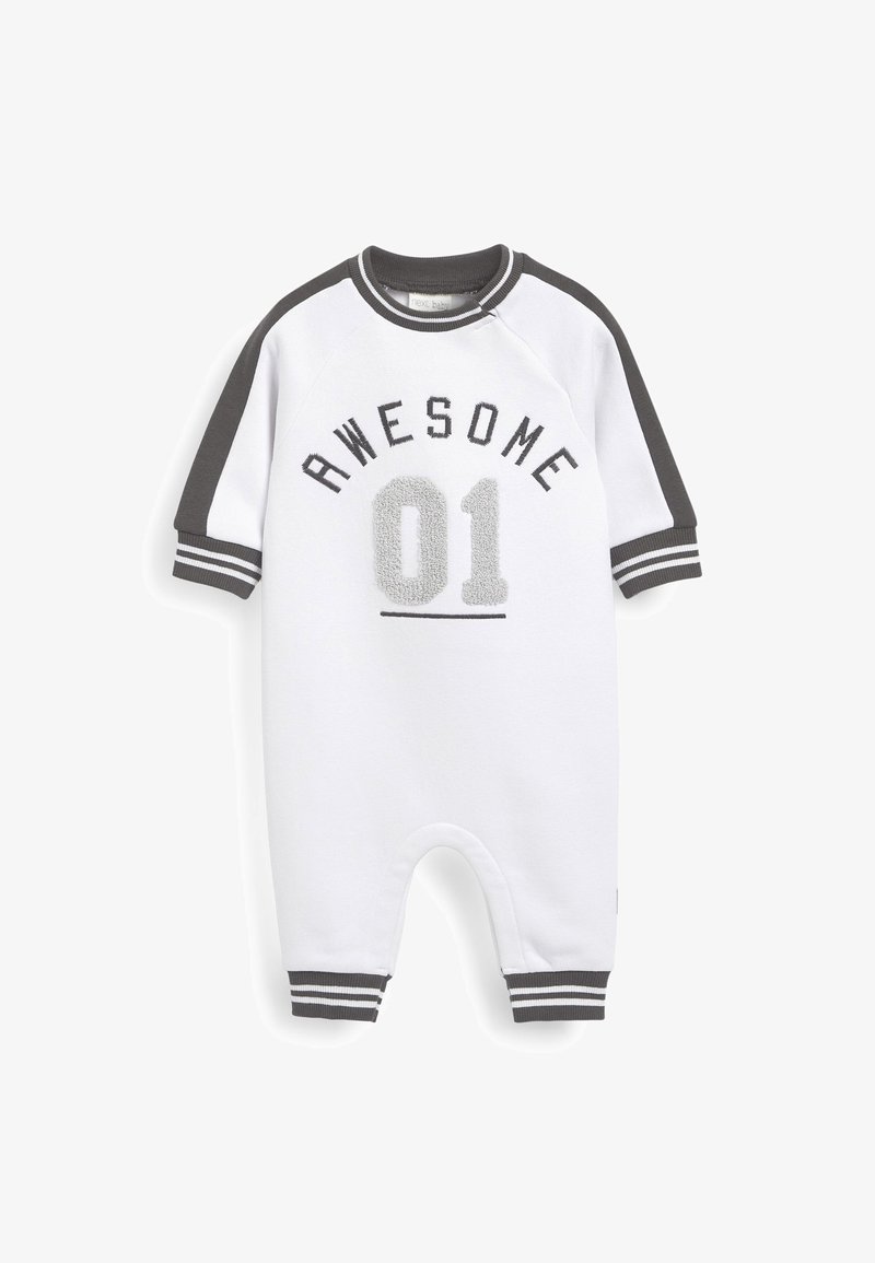 Combinaison bébé blanche avec des poignets et des manches gris foncé, avec le texte "AWESOME 01" sur la poitrine en lettres grises et noires.