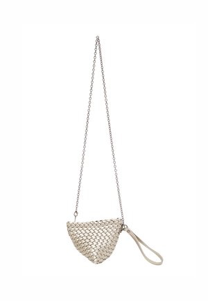 Gewebte metallische silberne Tasche in halbmondförmigem Design, ausgestattet mit einem Kettenriemen und einem Handgelenkband. Strukturierte Oberfläche mit glatter Optik.