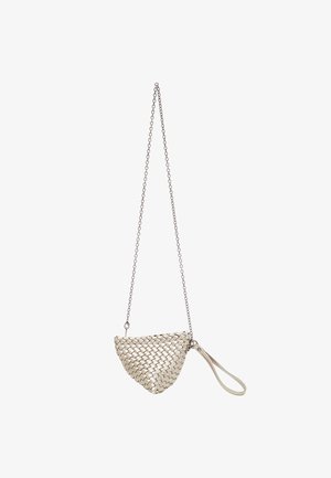 Borsa in metallo intrecciato di colore argento a forma di mezzaluna, con una tracolla a catena e un polsino. Superficie testurizzata con una finitura liscia.