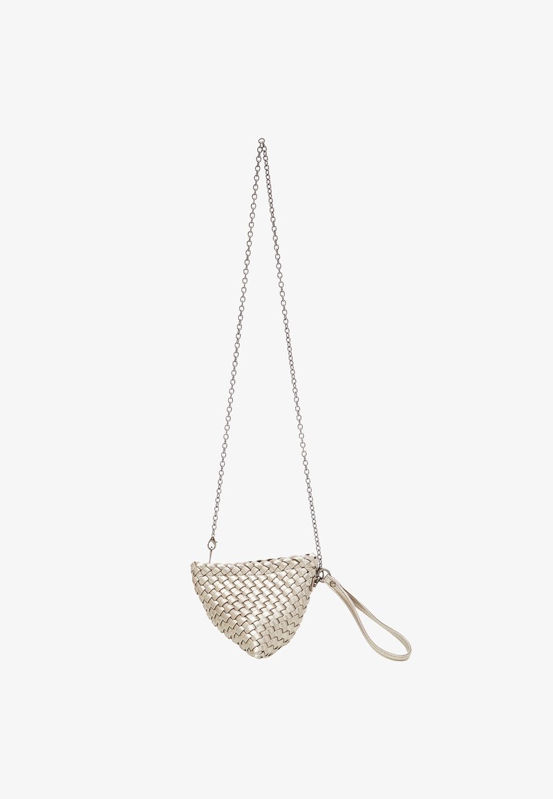 Vævet metallic sølv taske med en halvmåneform, udstyret med en kædestrop og håndledsrem. Struktureret overflade med en glat finish.