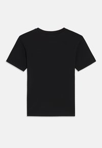 Čierne tričko s krátkym rukávom a okrúhlym výstrihom. Vyrobené z bavlny, so hladkou textúrou a jednoduchým, bez zdobenia dizajnom.