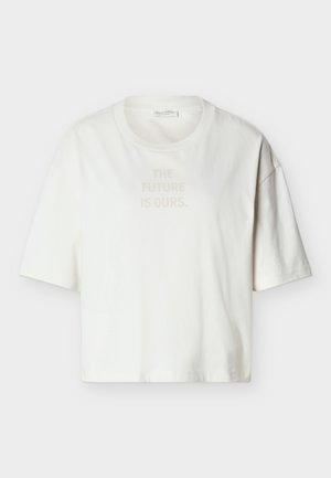Hvid kortærmet crop top T-shirt med rund hals og teksten "FREMTIDEN ER VORES." svagt trykt på brystet.