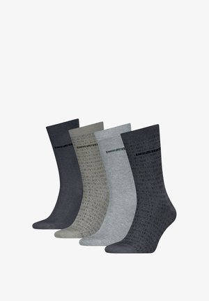 Cuatro pares de calcetines tipo tripulación en gris oscuro, gris medio, gris claro y tonos con patrones, con puños acanalados y logos sutiles.