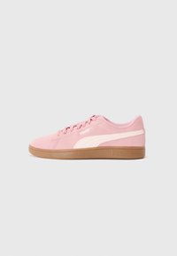 Unselected, poised pink/jasmine flower/gum