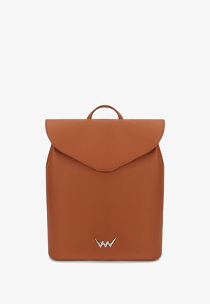 Brauner Leder-Rucksack mit Klappverschluss, einem oberen Tragegriff und einem silbernen Logo-Akzent am Boden. Glatte Textur und minimalistisches Design.