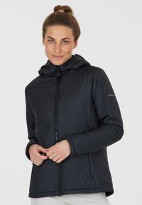 Veste isolante noire avec capuche, dotée d'une fermeture éclair frontale, de poches latérales et d'une texture lisse. Design simple, sans motifs visibles.
