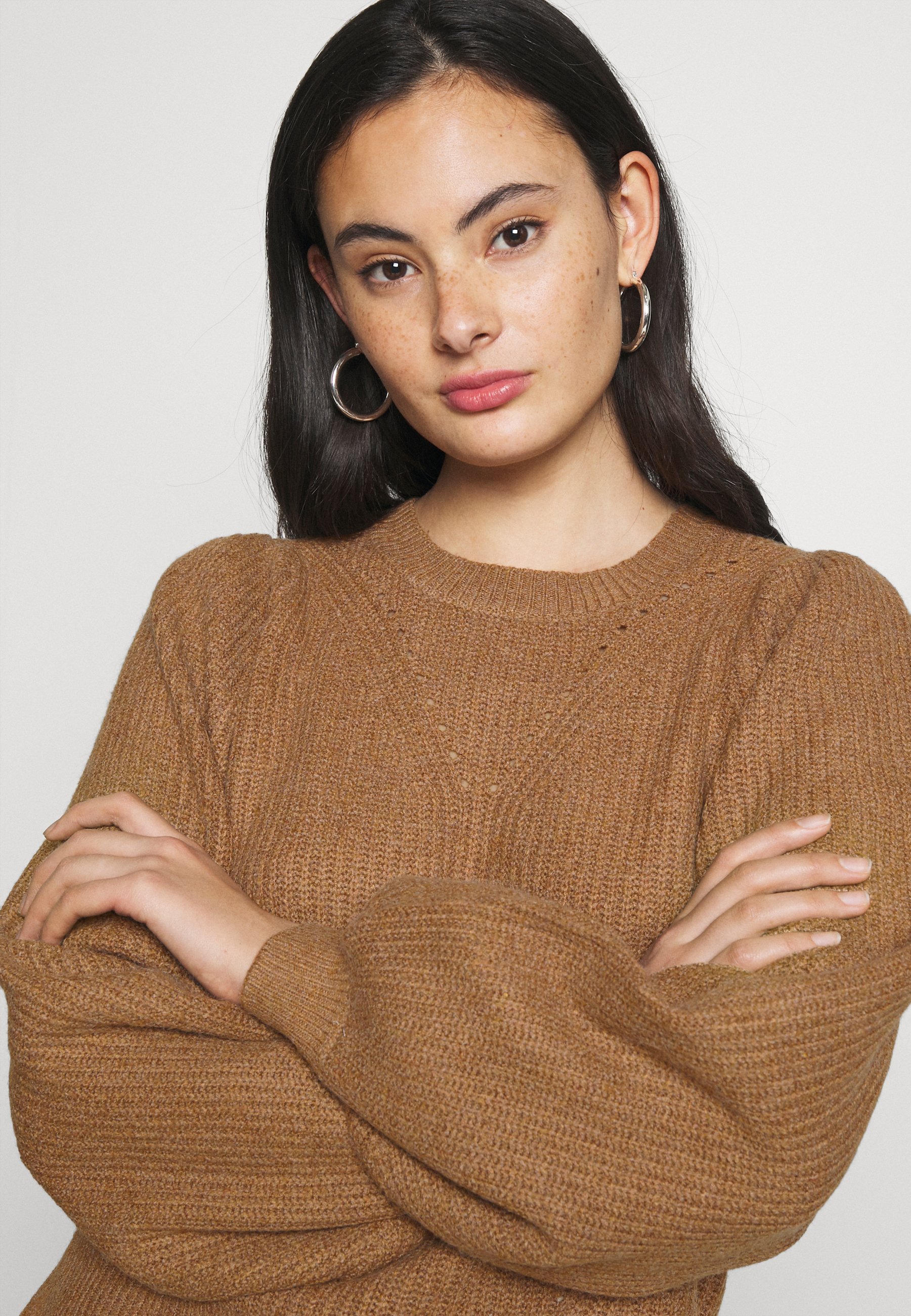 Noisy May NMLUKE O NECK Trui toasted coconutBruin Outfits mit Noisy may Trui bruin lichtbruin zwart (2