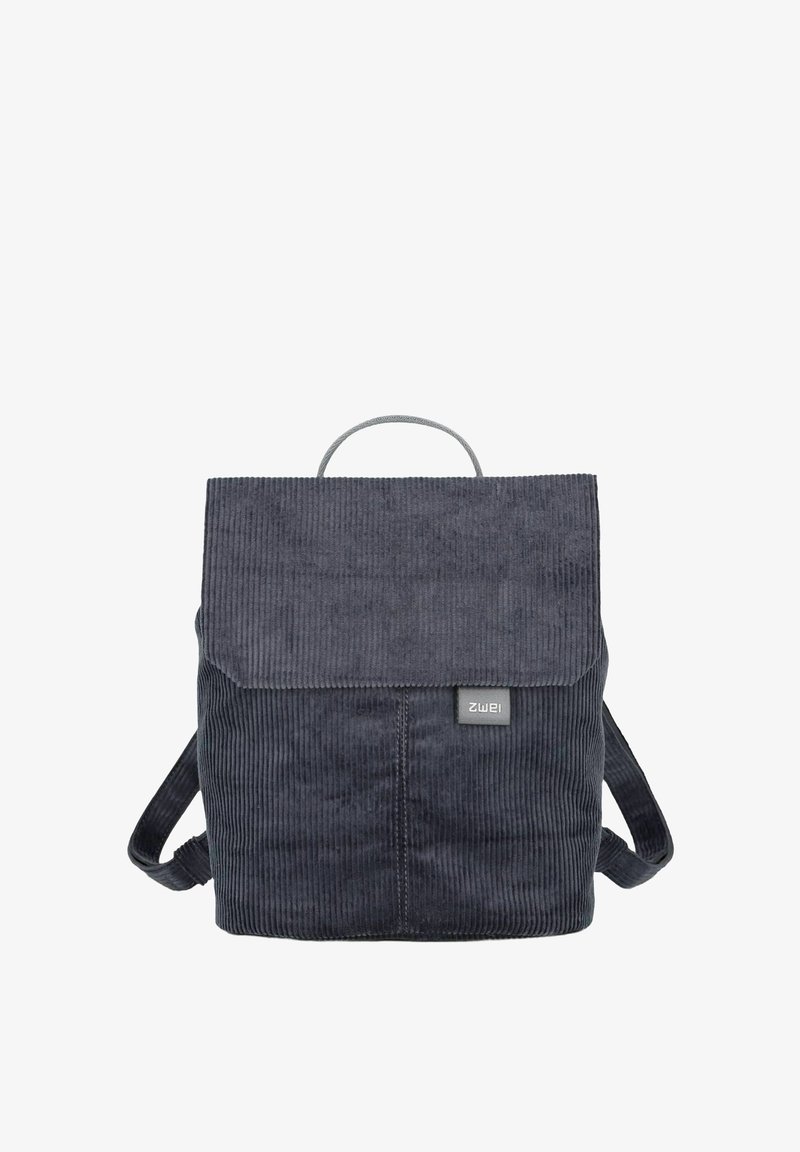 Mochila de CORDUROY gris oscuro con tapa frontal, asa superior, correas de hombro ajustables y pequeño parche rectángulo del logo en la parte frontal.