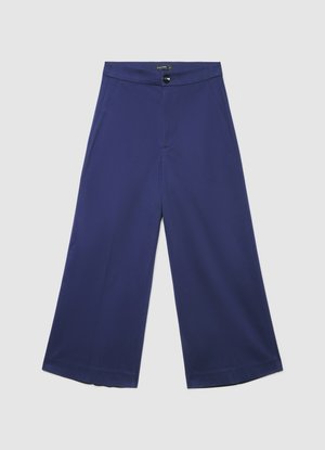 Pantalon large marine à texture lisse, avec une fermeture à boutons sur le devant, des plis subtils et des poches latérales.