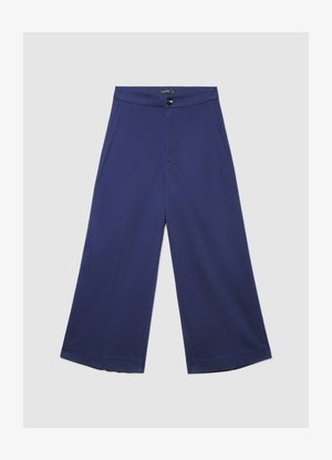 Pantalon large marine à texture lisse, avec une fermeture à boutons sur le devant, des plis subtils et des poches latérales.