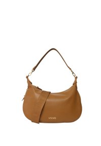 Borsa a tracolla in pelle marrone con forma curva, cinturino in tessuto regolabile e dettagli in metallo color oro. Presenta una chiusura con zip e logo impresso.