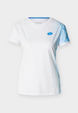 Bílá sportovní košile s krátkým rukávem s světle modrými geometrickými vzory na pravém rameni a rukávu, s modrým logem na hrudi.