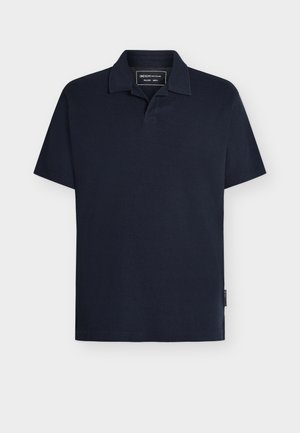 Dunkel marineblaues Polohemd mit kurzen Ärmeln, einem Kragen und einem kleinen schwarzen Etikett an der linken Seitennaht.