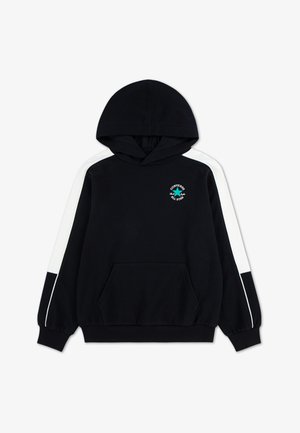 Čierna mikina s kapucňou s bielymi bočnými pruhmi, predným klokanie vreckom a malým logom Converse na hrudi. Vyrobená z mäkkej, teplej tkaniny.