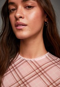 Bershka SHORT SLEEVE - T-shirt con stampa - light pink