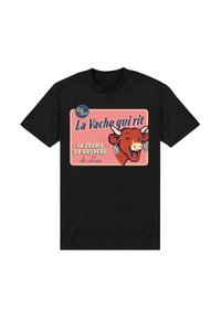 Černé tričko s grafikou usmívající se hnědé krávy s náušnicemi, obklopené textem v růžové a modré, odkazujícím na "La Vache qui rit."
