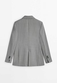Blazer grigio con tessuto testurizzato, apertura singola sul retro, revers a punta e quattro bottoni neri su ciascun polsino.