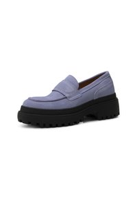 Fialový semišový loafer s čiernou robustnou podrážkou, s prešitím na vrchu a mierne zvýšeným dizajnom. Antislip vzor na podrážke.