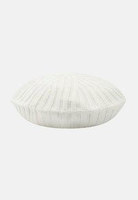 Berretto basco bianco lavorato a maglia con forma rotonda e piatta. Presenta una trama a costine e un dettaglio di cucitura sottile, che conferiscono un aspetto morbido e leggero.