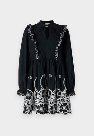 Robe noire à manches longues, col à volants et motifs floraux blancs brodés à l'ourlet. Décolleté en forme de clé et détail de taille froncée.