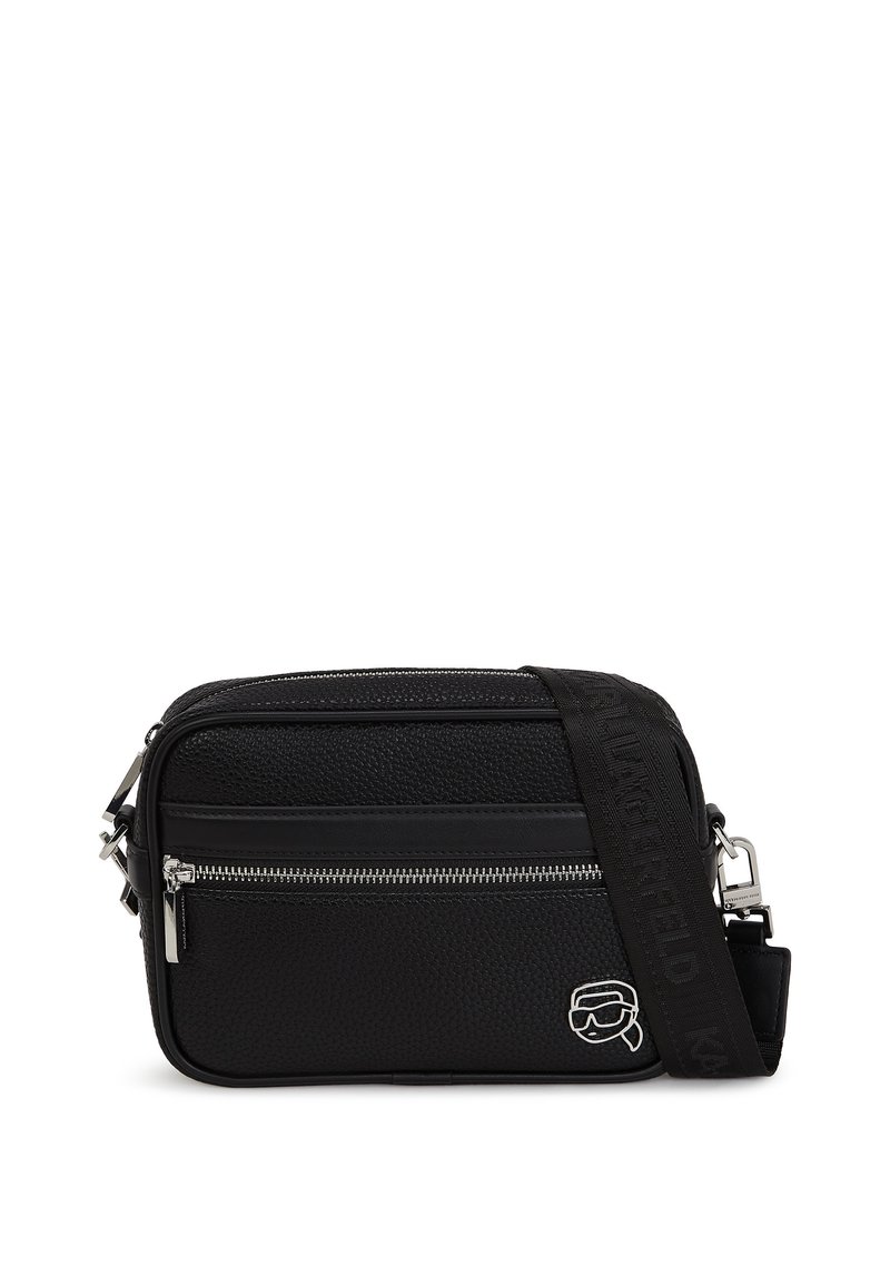 Borsa a tracolla nera con finitura texturizzata, dotata di una tasca anteriore con zip, tracolla regolabile e dettaglio del logo sul lato.