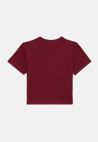 T-shirt corta a maniche corte di colore bordeaux, con scollo rotondo, esposta piatta su sfondo bianco.