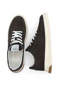 Sneaker in suede marrone con lacci bianchi, suola in gomma crema e punta rotonda. Presentano una superficie texturizzata e un branding sottile sul lato.