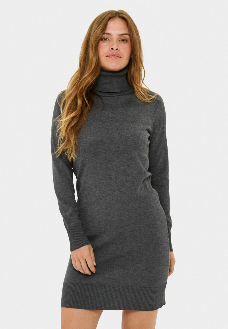 Abito grigio a collo alto realizzato in morbido tessuto a maglia. Presenta maniche lunghe e polsini a costine, con una silhouette aderente e lunghezza sopra il ginocchio.