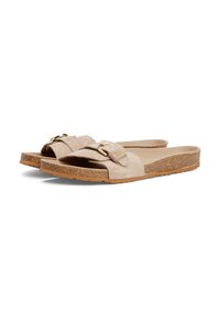 Sandale din suede bej, cu talpă din plută, având o curea lată și o cataramă decorativă aurie. Design plat cu vârfuri deschise.