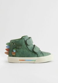 Zielone skórzane sneakersy typu high-top z rzepami, ozdobione wzorem krokodyla oraz kolorowymi akcentami w kształcie łusek po boku i na podeszwie.