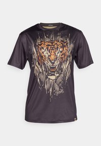 Svart kortärmad atletisk t-shirt med en stor orange och beige tigersymbol som ryter samt texten "VENUM" på framsidan.