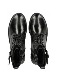 Botas de cuero negras hasta el tobillo con cordones en la parte frontal, herrajes plateados y un zipper lateral; textura suave y diseño de punta redonda.