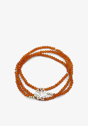 Braccialetto arancione con perline a più fili e ciondolo a forma di fiore di loto in argento, decorato con piccole perline argentate.