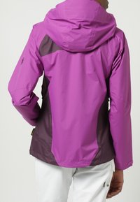 Chaqueta con capucha de color púrpura y marrón con un diseño elegante, que cuenta con un material impermeable y cremalleras, textura suave y forma ajustada.