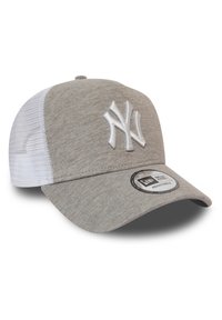 Gorra de béisbol gris con una parte trasera de malla blanca, que presenta un logotipo bordado y una etiqueta de correa ajustable redonda en el borde.