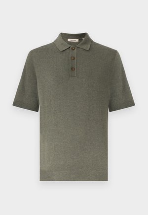 Polo en maille à manches courtes vert olive avec un ourlet côtelé, un col côtelé et trois boutons marron sur la patte.