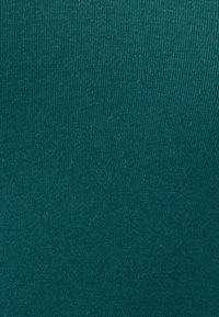 Tessuto a coste color teal con una texture liscia, caratterizzato da linee verticali e cuciture uniformemente spaziate per un aspetto coerente.
