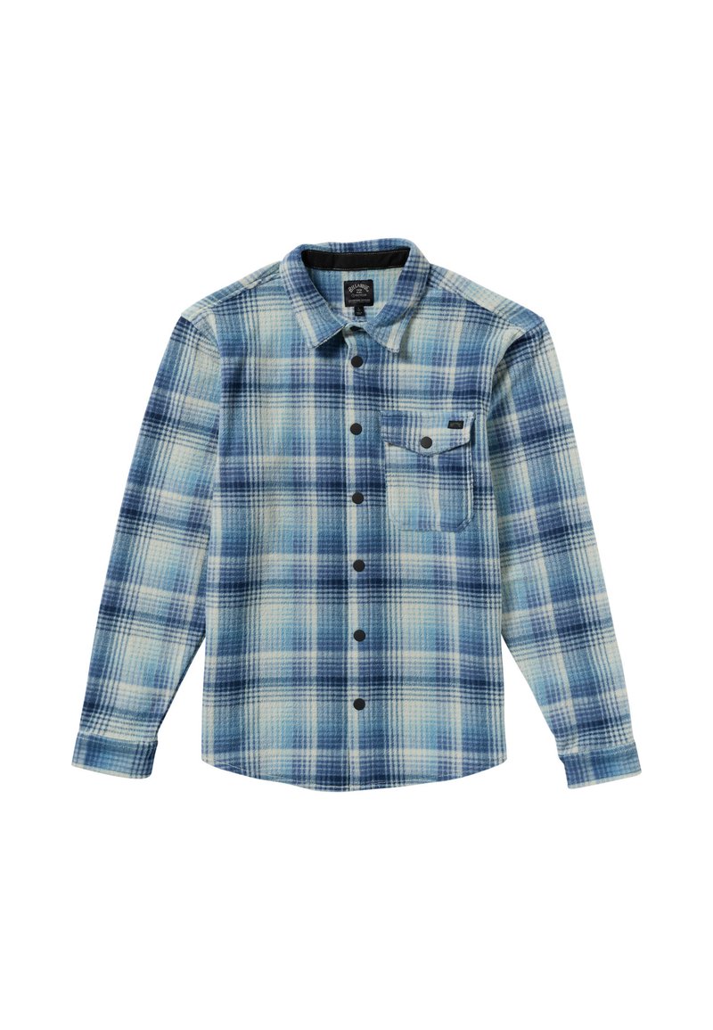 Camisa de franela a cuadros en azul y azul claro, con mangas largas, botones negros y un bolsillo en el pecho, que presenta un material suave y texturizado.
