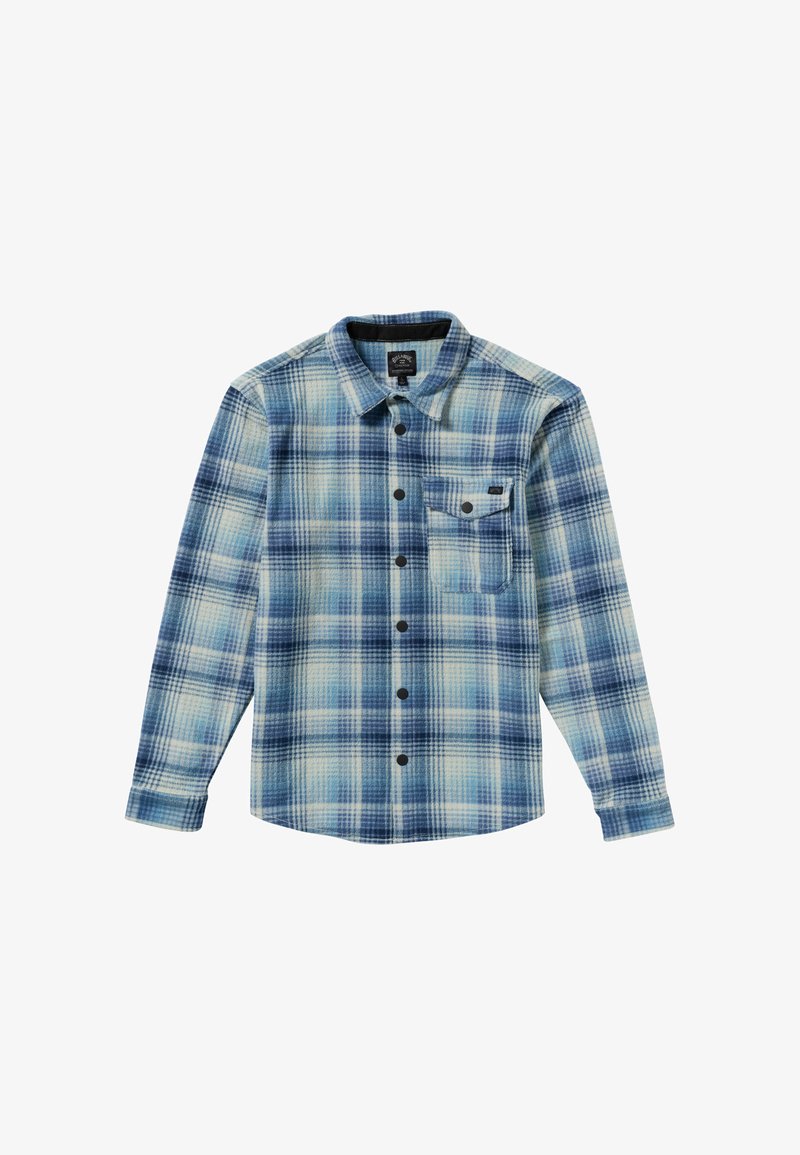 Camicia di flanella a righe blu e azzurro chiaro con maniche lunghe, bottoni neri e taschino sul petto, caratterizzata da un materiale morbido e testurizzato.