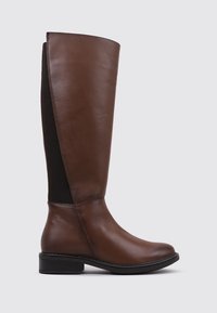 Bota marrón de cuero hasta la rodilla con lados textiles negros elásticos, punta redondeada y un tacón bajo y grueso. Textura suave y detalles mínimos.