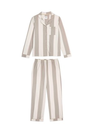 Ensemble de pyjama rayé en beige et crème, comprenant une chemise à boutons avec une poche sur la poitrine et un pantalon à taille élastique avec des ourlets à poignets.