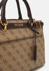 Guess SESTRI LOGO LUXURY SATCHEL - Käekott - latte logo/brown