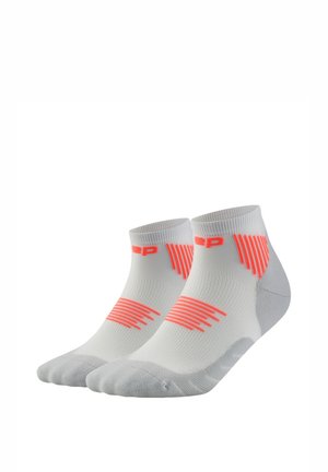 Weiße Knöchelsocken mit grauen Zehen- und Fersenbereichen, versehen mit leuchtend orangefarbenen geometrischen Streifen und Logoakzenten an den Seiten und Bündchen.