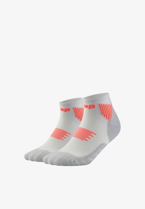 Weiße Knöchelsocken mit grauen Zehen- und Fersenbereichen, versehen mit leuchtend orangefarbenen geometrischen Streifen und Logoakzenten an den Seiten und Bündchen.