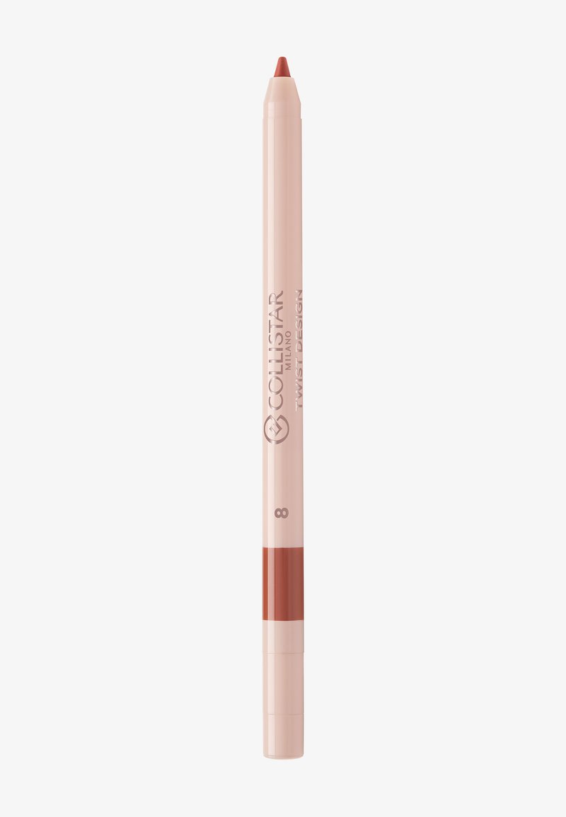 Crayon à lèvres rétractable dans un boîtier pêche clair avec une pointe fine de couleur corail foncé ; comporte le nom de la marque et un indicateur de teinte sur le corps.